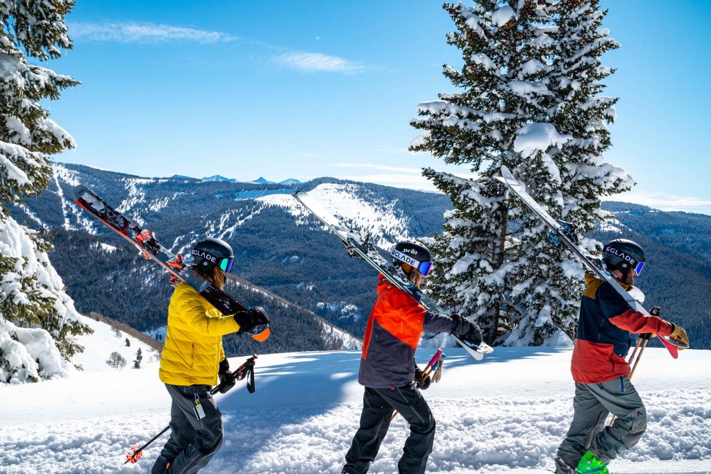 3 skiërs in de sneeuw