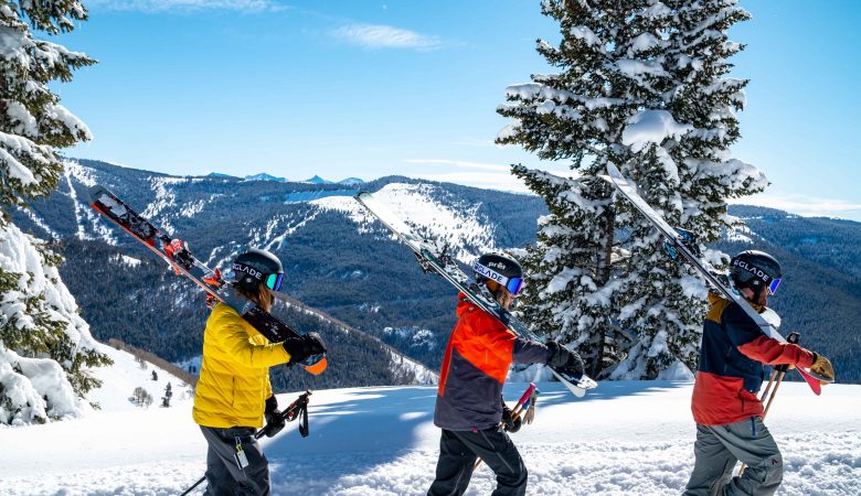 3 skiërs in de sneeuw