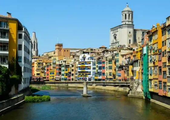 Een stedentrip naar Girona in Spanje, is deze stad de moeite waard